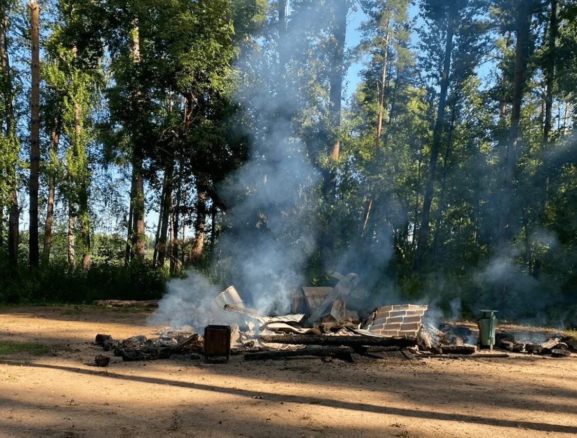 Горит парк. Сгоревшая беседка. горящий город. парк без границ великие луки. пожар великие луки.