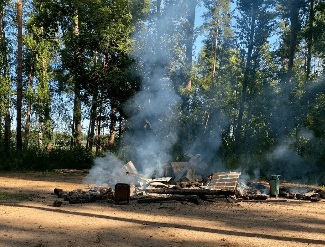 Сгорел парк. Сгоревшая беседка. Горящий город. Парк без границ Великие Луки. Пожар Великие Луки.