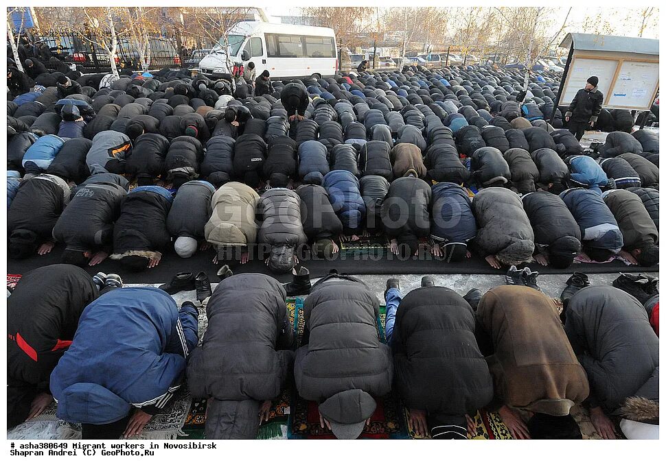 трудовая миграция кыргызстанцы в москве. мигранты в россии. толпа мигрантов в москве. эмигранты новосибирске. мигранты фото.
