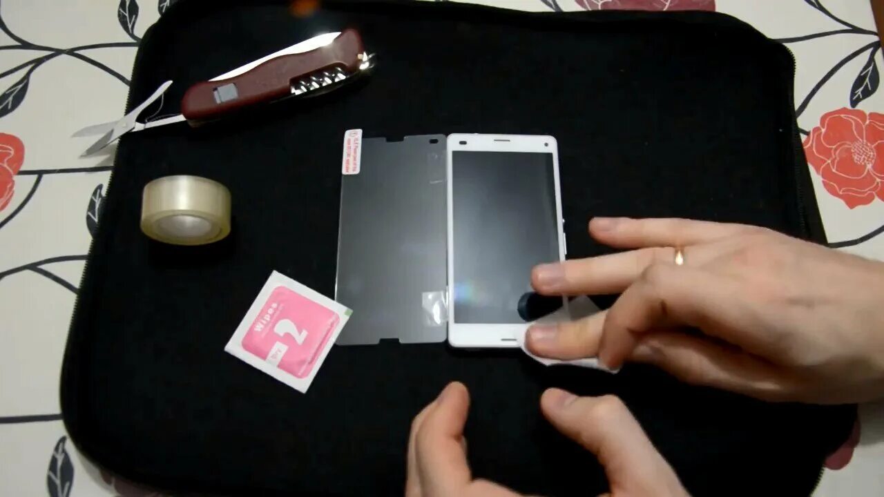 Как наклеить защитную пленку на смартфон самостоятельно. Наклеить пленку на телефон. отклеился экран. поклейка защитного стекла айфон. клеится дисплей смартфона с резинками.