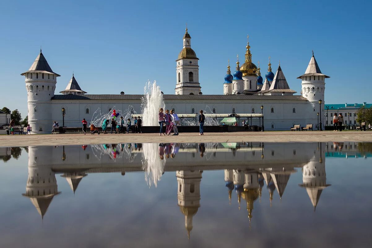 Тобольский кремль. Тобольский Кремль Тобольск. Каменный Кремль в Тобольске. Тобольск Кремль туристы. Ансамбль Тобольского Кремля.