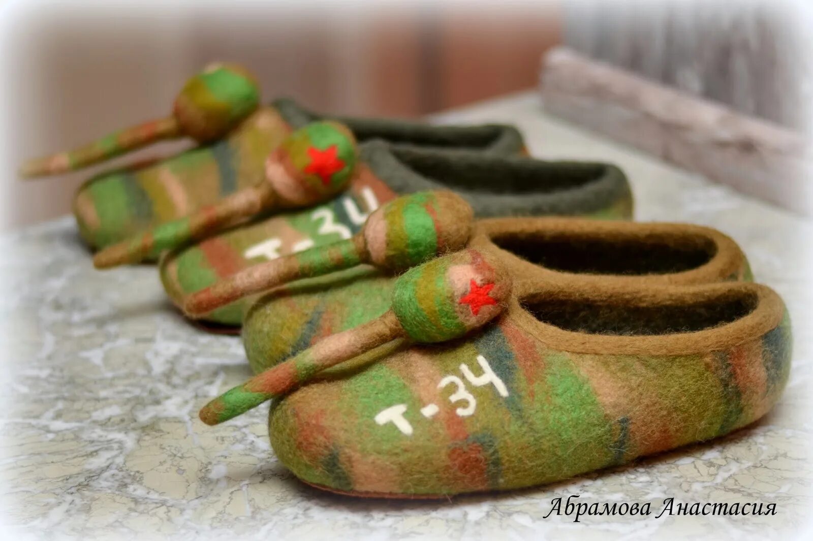 Na 23. Подарки на 23 февраля мужчинам. Поделки на 23 февраля своими руками. Танк из носков и конфет. Тапочки в виде танка.