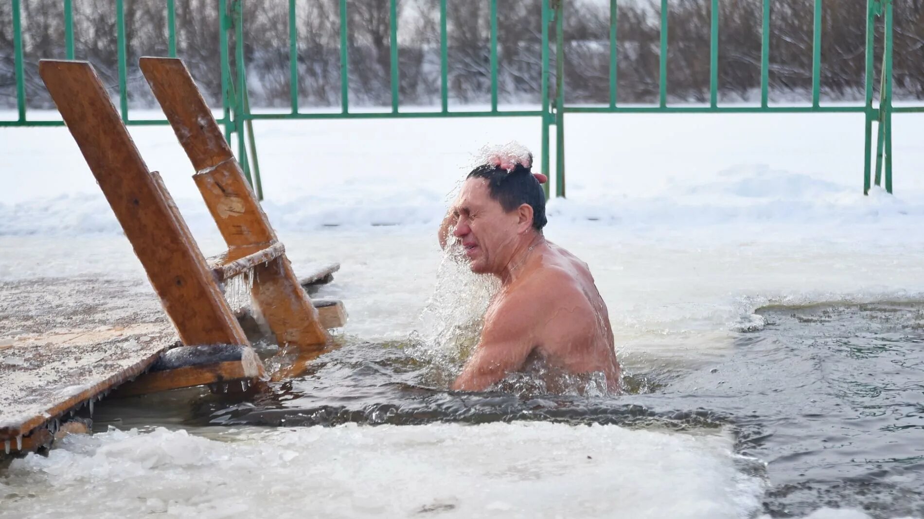 Вологда Прилуки купание в проруби. Крещение Вологда Прилуки. Вологда Иордань. Купание в крещение в Вологде. Январь купаться