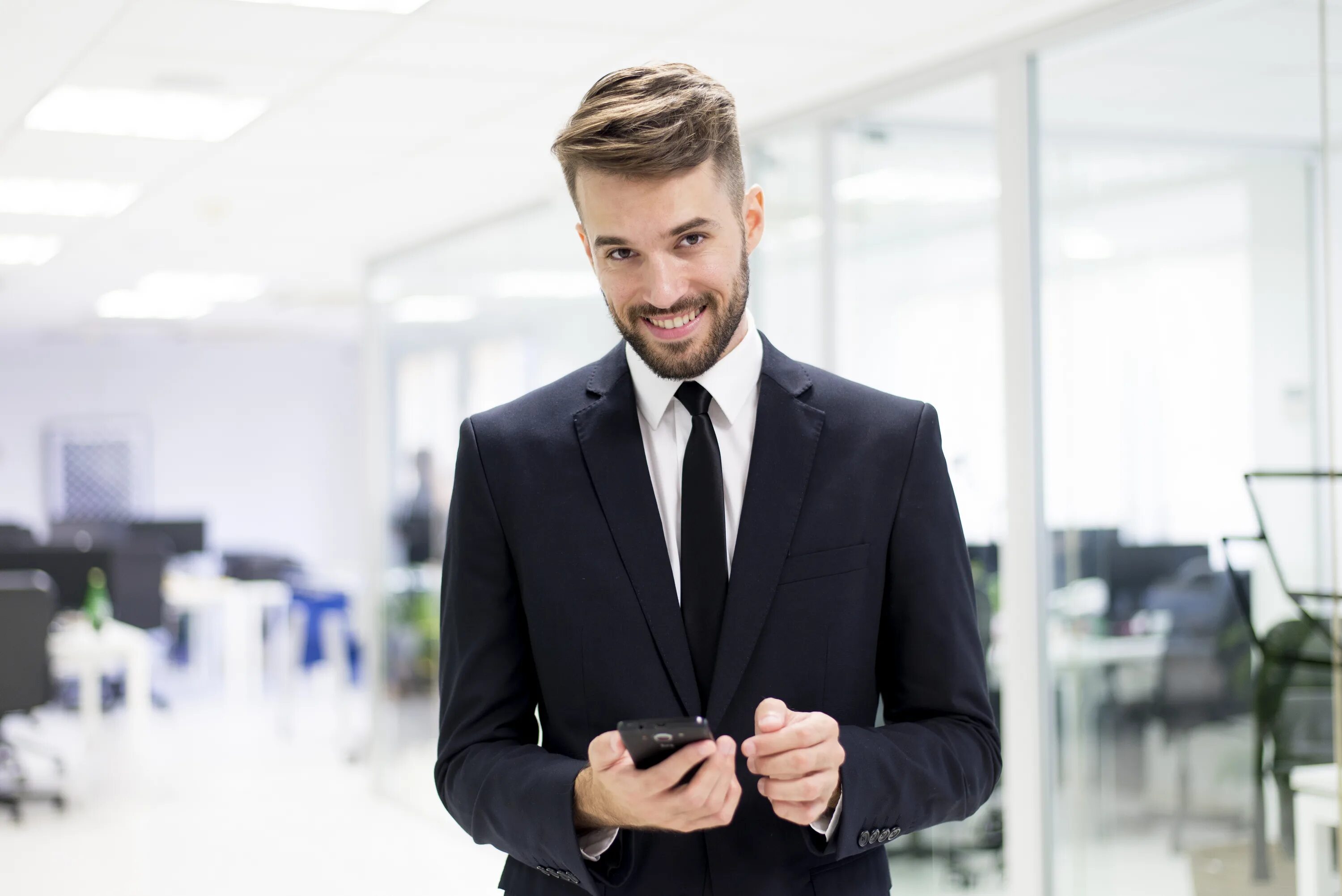 уверенный мужчина. человек в деловом костюме. аккуратный мужчина. первое впечатление внешний вид. опрятный внешний вид.