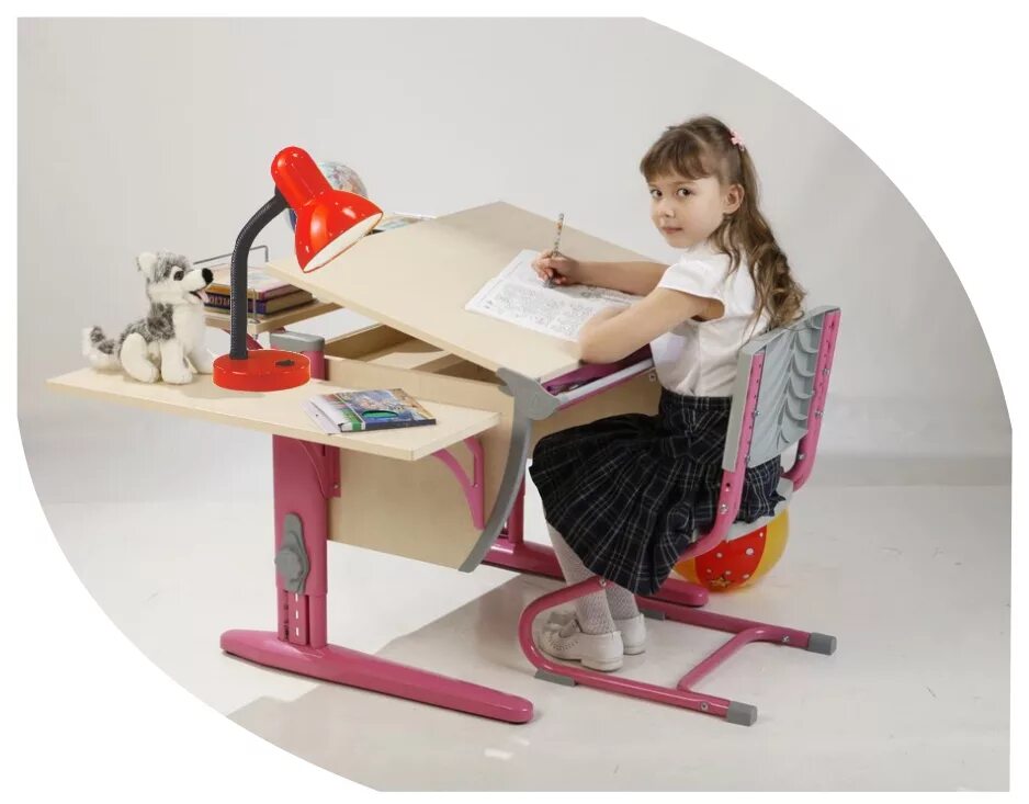 Дэми стол сут 14 и стул растущий. Письменный стол для школьника ортопедический. Включи девочка парта. Аниме сидит за партой. Включи девочка парта.