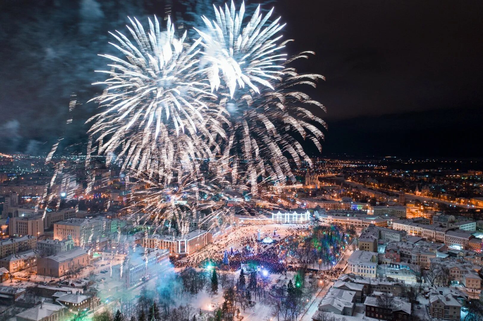 Салют иркутск день города. Салют отменили. Дворцовая площадь с салютом. Салют иркутск день города. Площадка салют москва.