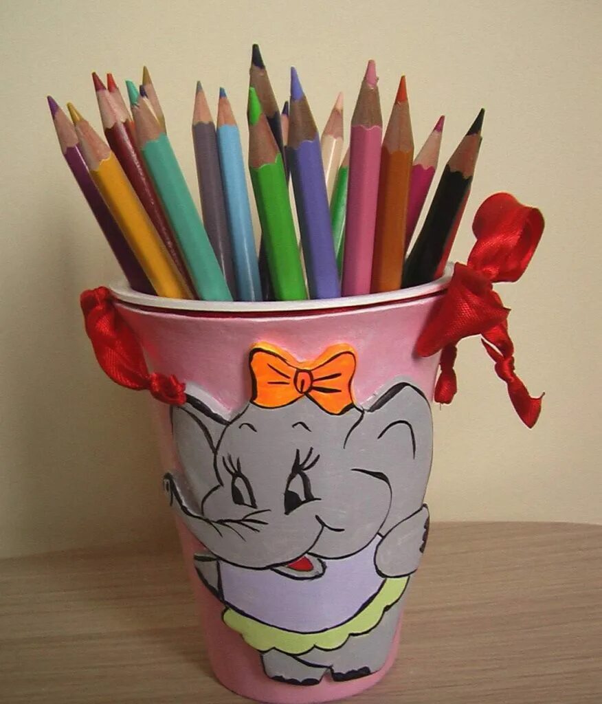 Подставка для карандашей из бумаги. Как сделать стаканчик для карандашей. Стаканчик под карандаши. Органайзер для ручек и карандашей. Декор стаканчика для карандашей.
