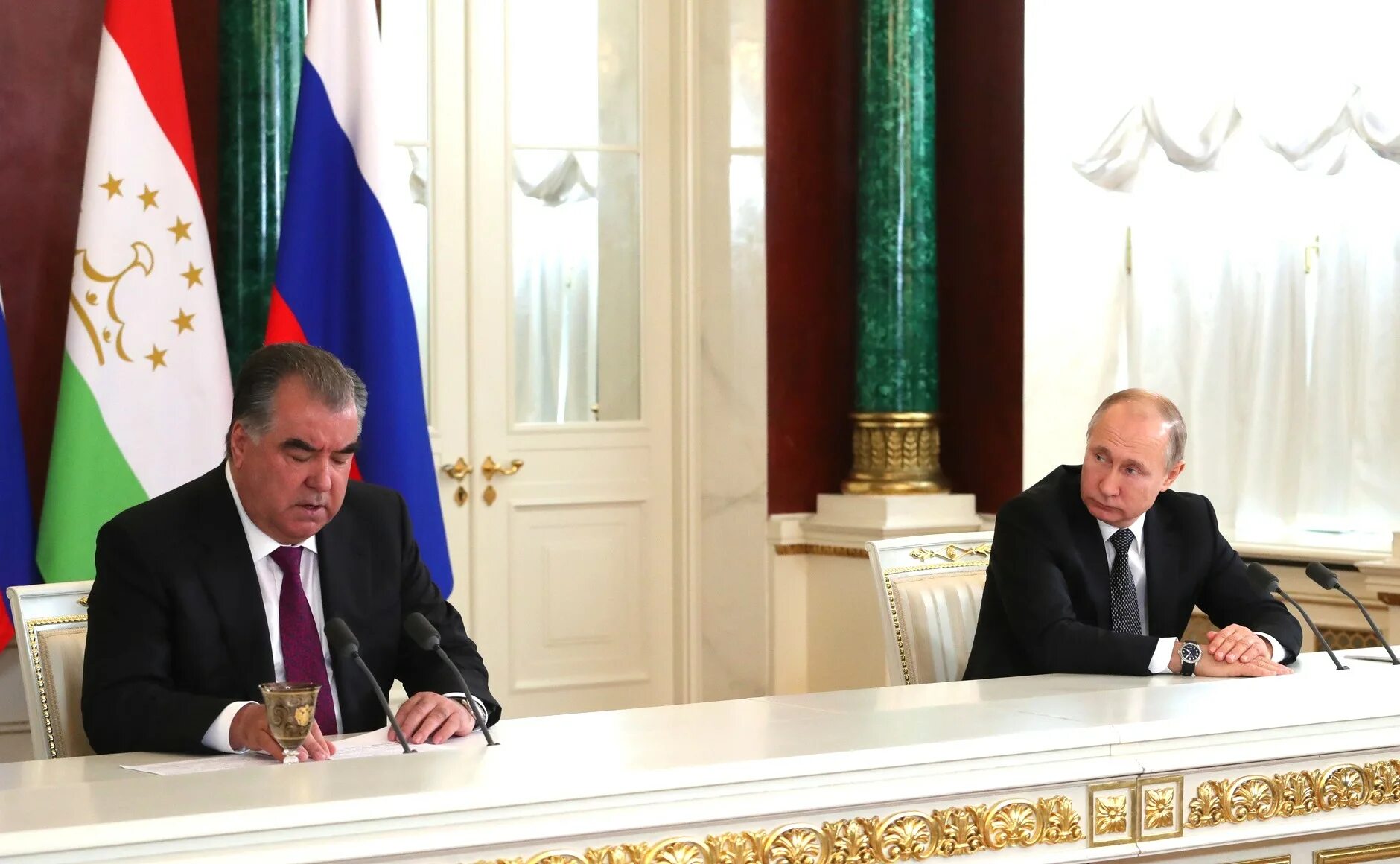 Таджички в россии. Флаг таджикистана в душанбе. Эмомали рахмон. Российский таджикский. Российский таджикский.