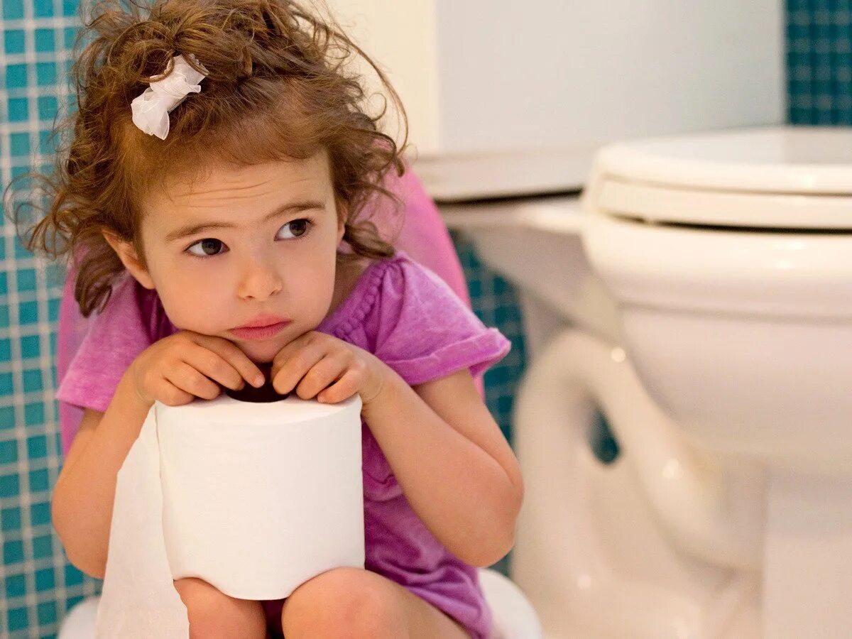 Маленькая больная девочка. Картинка для детей у девочки болит ноготь. Девочке больно писать. Мочеиспускание у детей девочек. Ребенок пишет.