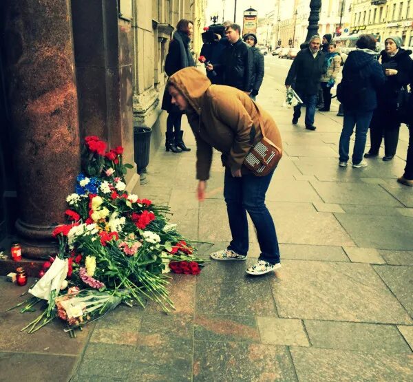 Люди несут цветы. Несут цветы к посольству украины в молдове. Артисты несут цветы. Москвичи несут цветы к посольству сирии. Люди несут цветы навальному.