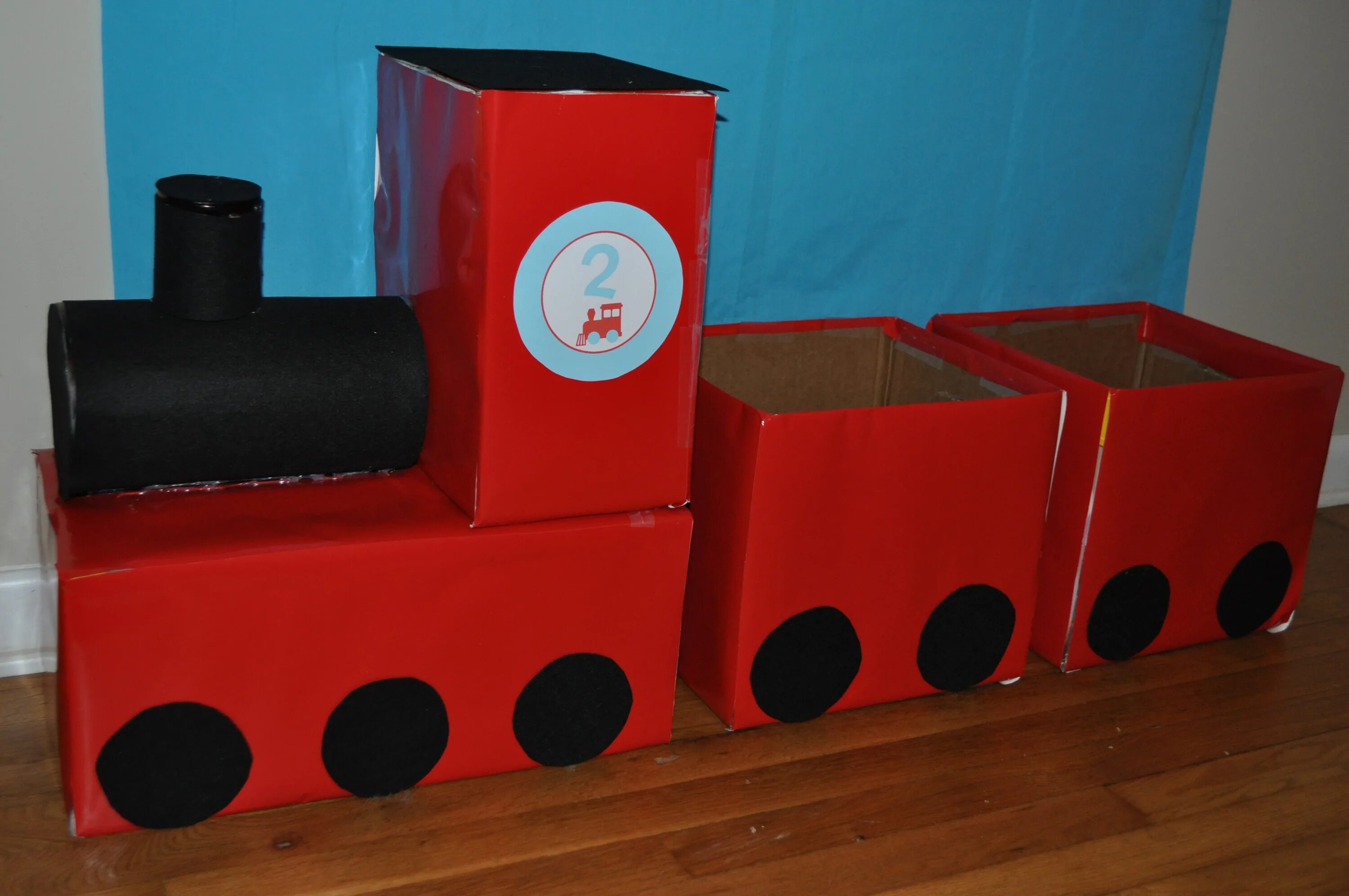 костюм паровозика томаса. паровозик из картонных коробок. поезд из картона для детей. поезд из картона для детей. паровоз из коробки.