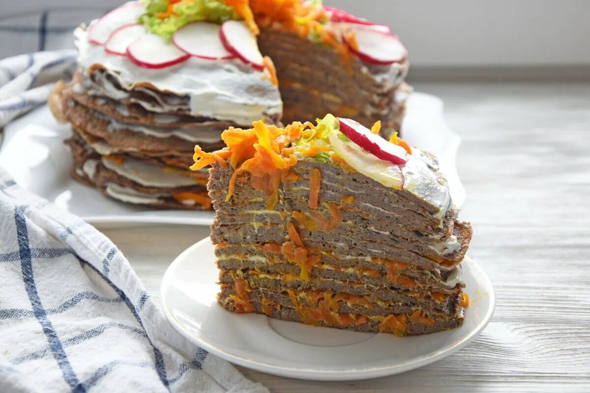 Пирог печеночный блинчатый. Торт печёночный из куриной печени с морковью и луком. Украшение печеночного торта.