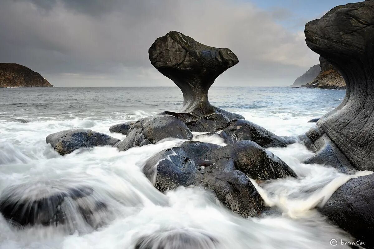 Скала Канненстейнен. Kannesteinen в Норвегии. Вода камень точит. Разрушение камней водой. Почему вода камень точит