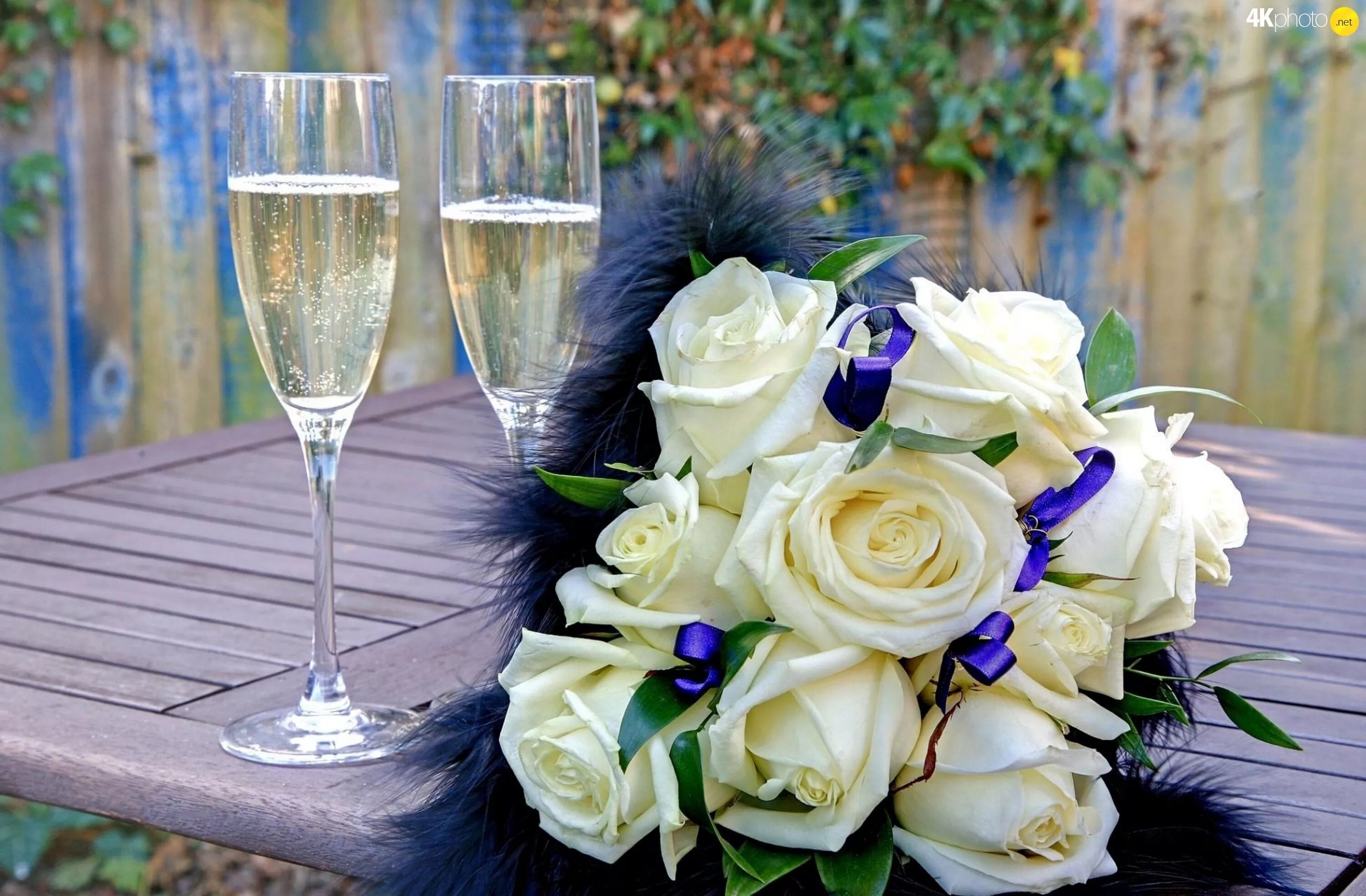 Шампанское и розы 54 глава. Букет и шампанское. Свадебные цветы. Красивый букет с шампанским. Шикарный букет цветов и шампанское.