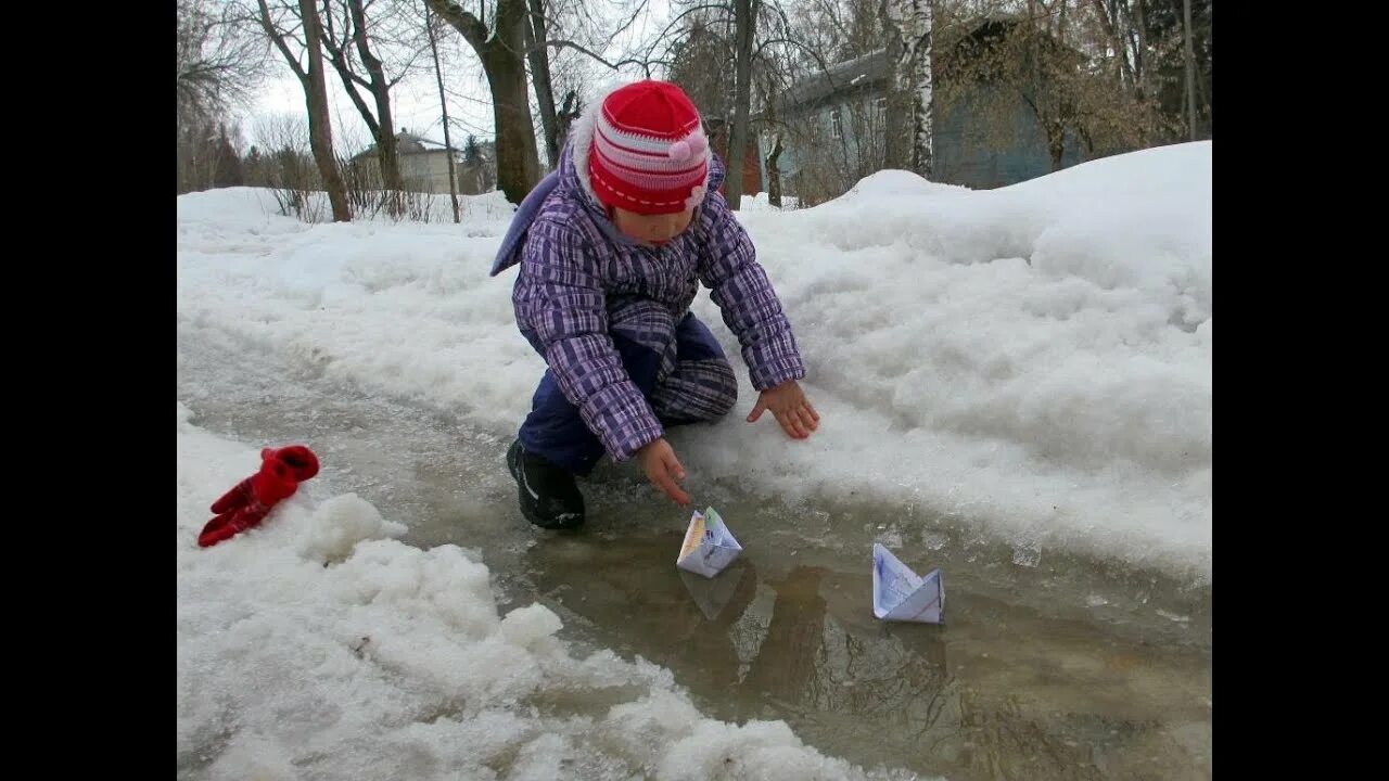 Весело пускать. Пускать ручейки весной. дети пускают ручьи.