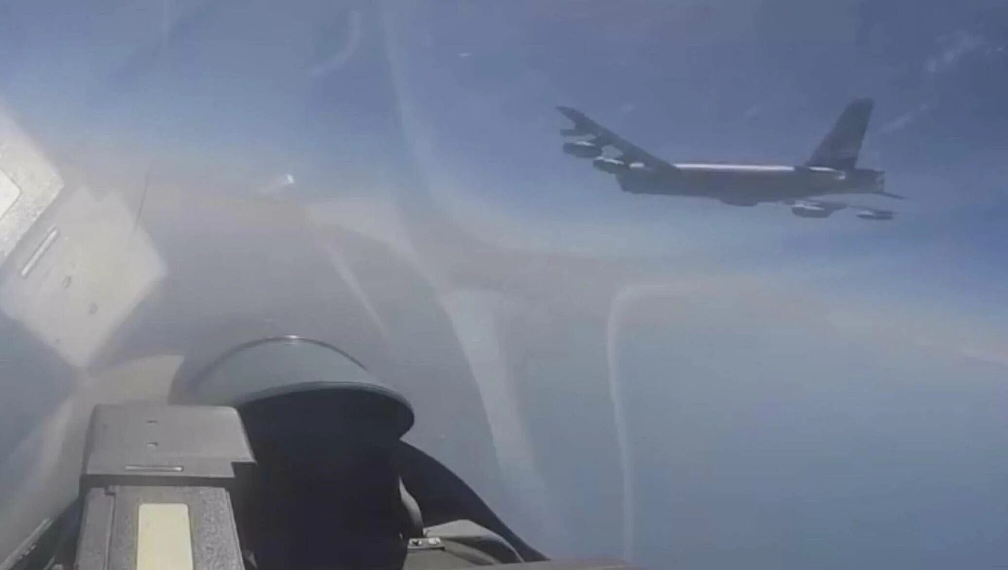 Су 27 перехватил самолет разведчик США. Су-27 перехватил самолет-разведчик США над черным морем. Су-27 перехват. Су 27 в США. Египет закрыл воздушное пространство