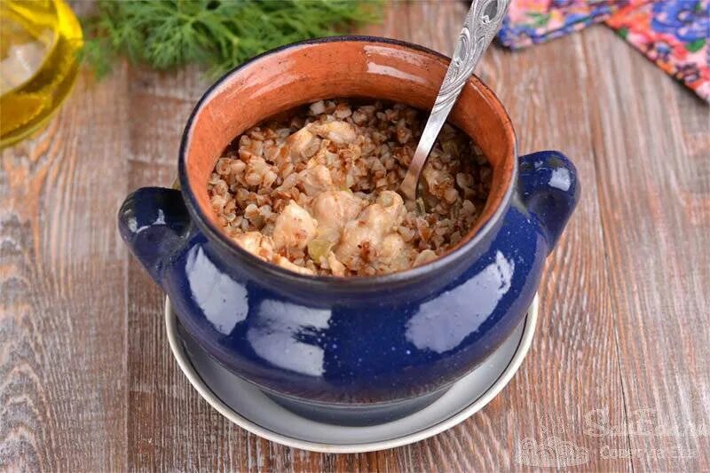 Курица с гречкой в горшочке рецепт. Гречневая каша в горшочке в духовке. Гречневая каша с грибами в горшочке. Гречка с грибами в горшочке. Гречка с копченой курицей в горшочках.