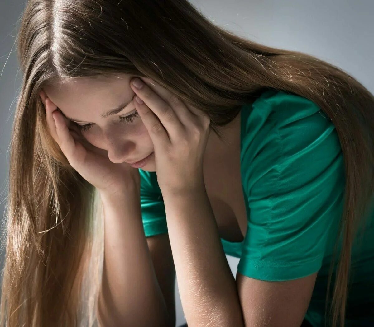 Подросток дрожит. Подросток дрожит. Обида подростка. Подросток замкнут. Трясутся руки.