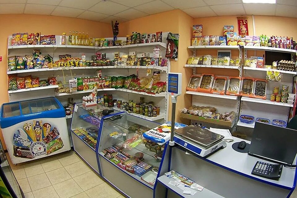 Возле продуктового магазина. Продуктовый магазин. Маленький продуктовый магазин. Небольшой магазин. Продуктовый магазин внутри.