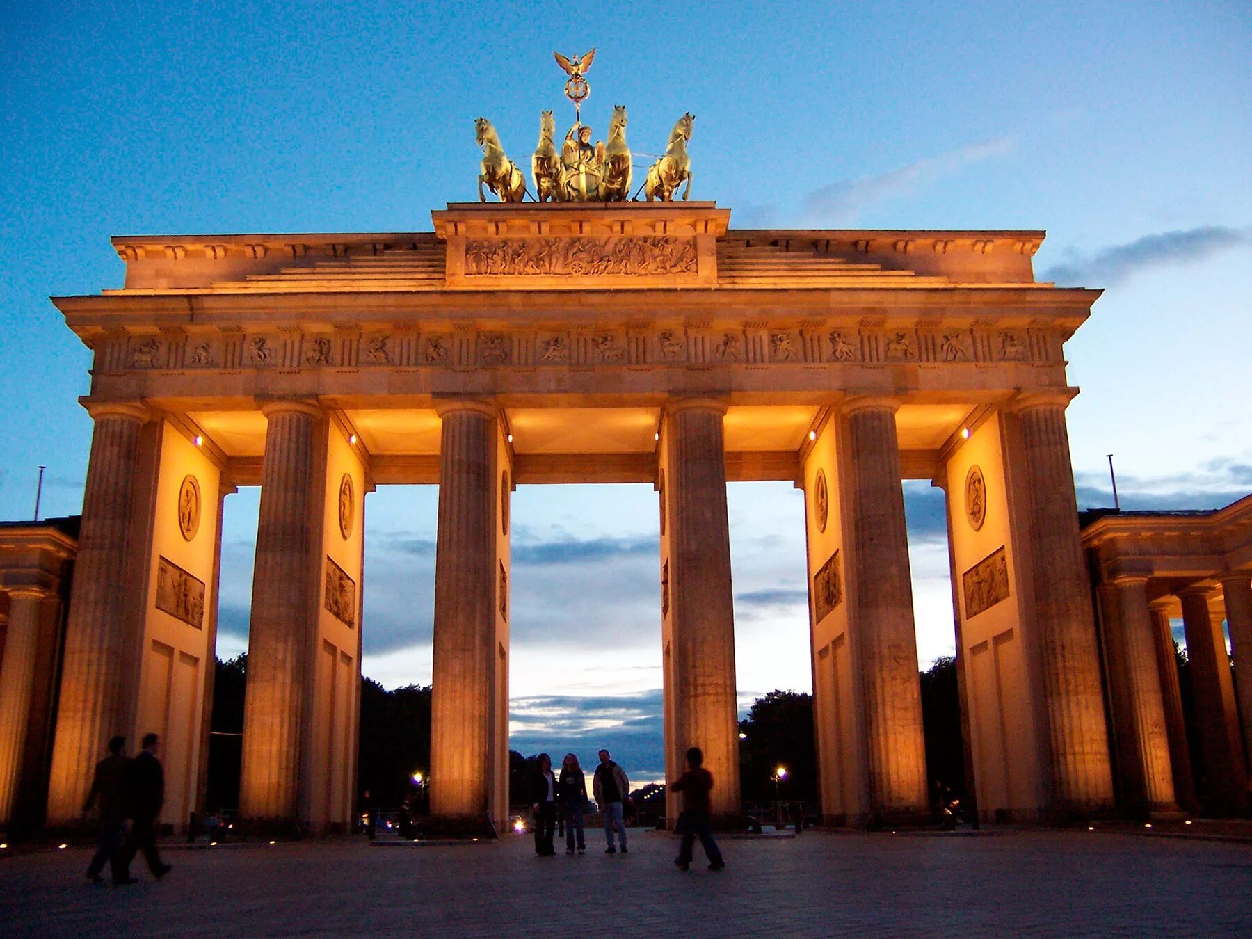 Какие достопримечательности есть в германии. Бранденбургские ворота. Бранденбургские ворота в Берлине. Достопримечательности Германии Бранденбургские ворота. Арка в Берлине.