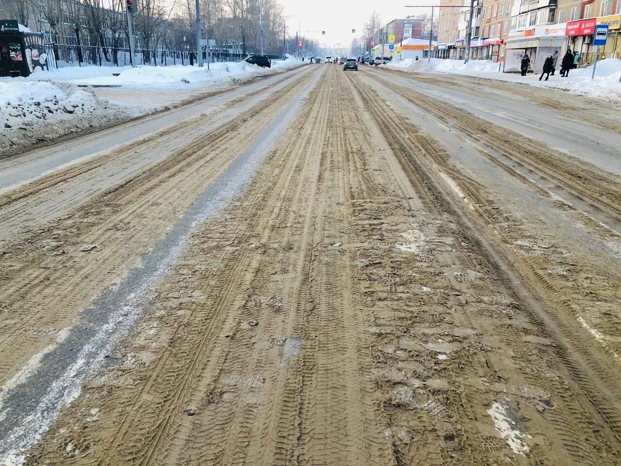 Посыпают дороги зимой. Песком посыпают дороги в гололёд. Посыпка дороги от гололеда. Тротуар посыпан песком.