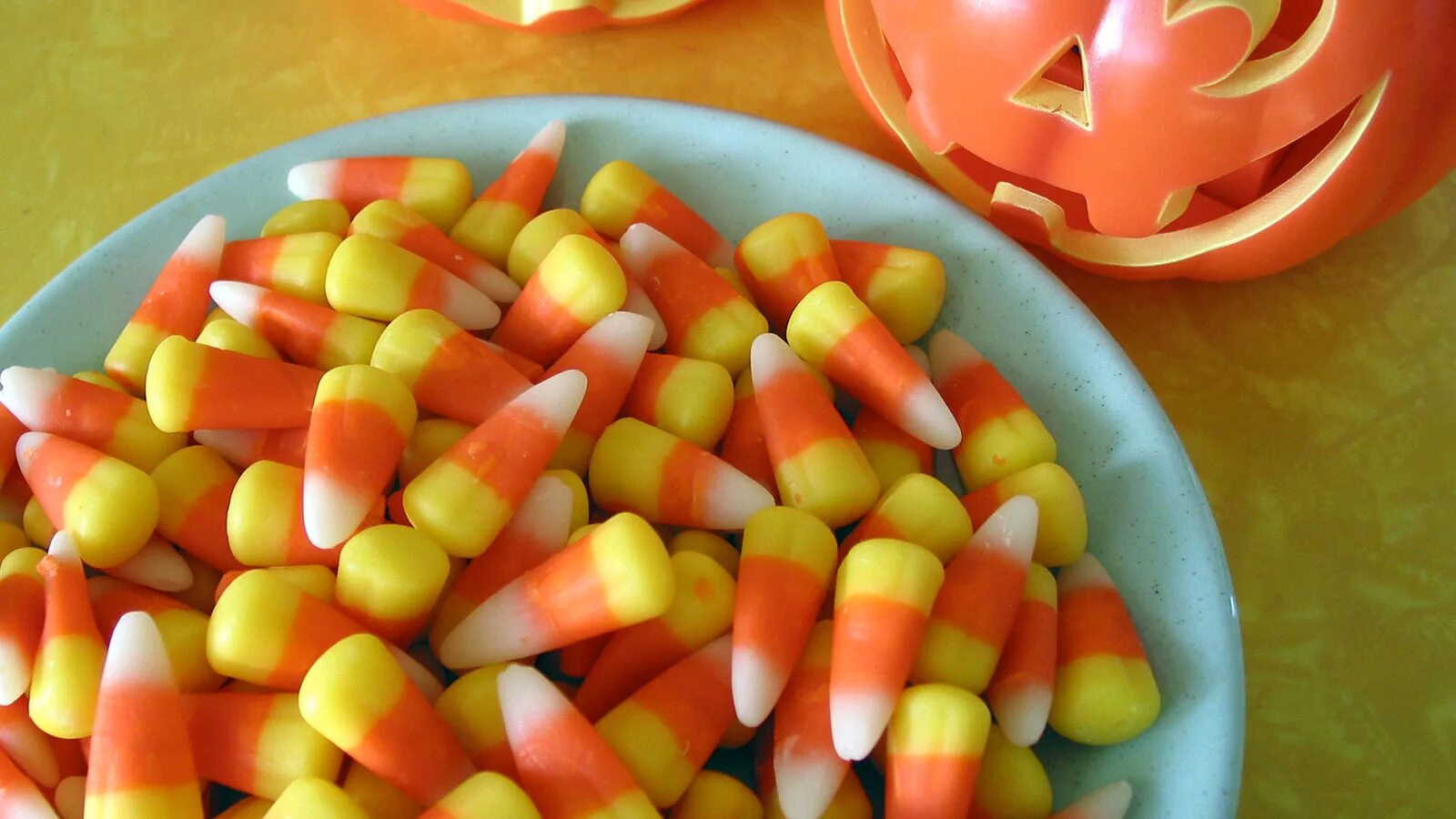 Candy corn. Конфеты Кэнди Корн. Кэнди Корн Хэллоуин. Хэллоуинские конфеты кукуруза. Американские конфеты на Хэллоуин.