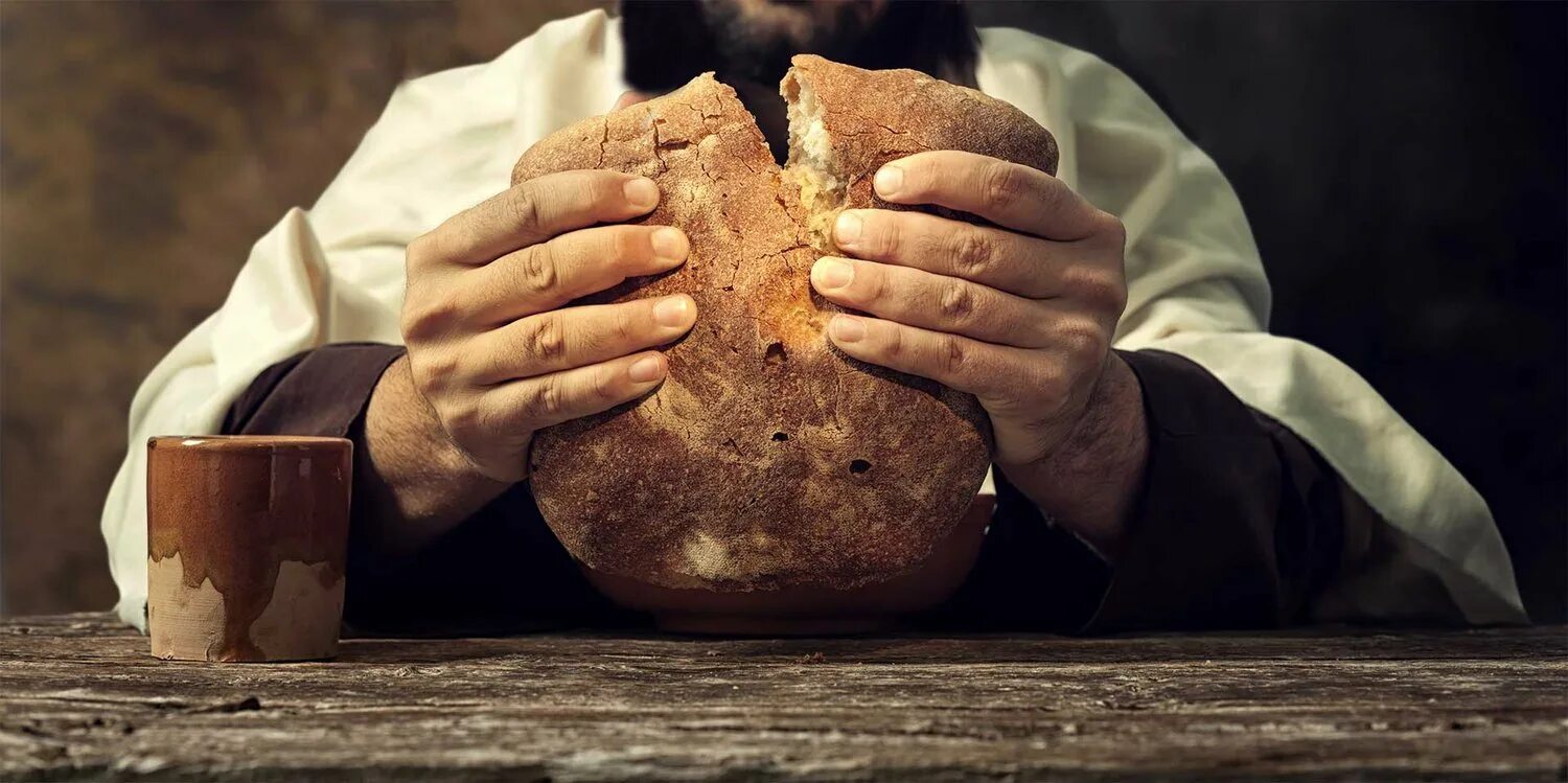 Нищий с хлебом. Человек дает хлеб. Приветствия пекарей. Loaf of bread. Булочка в руке.