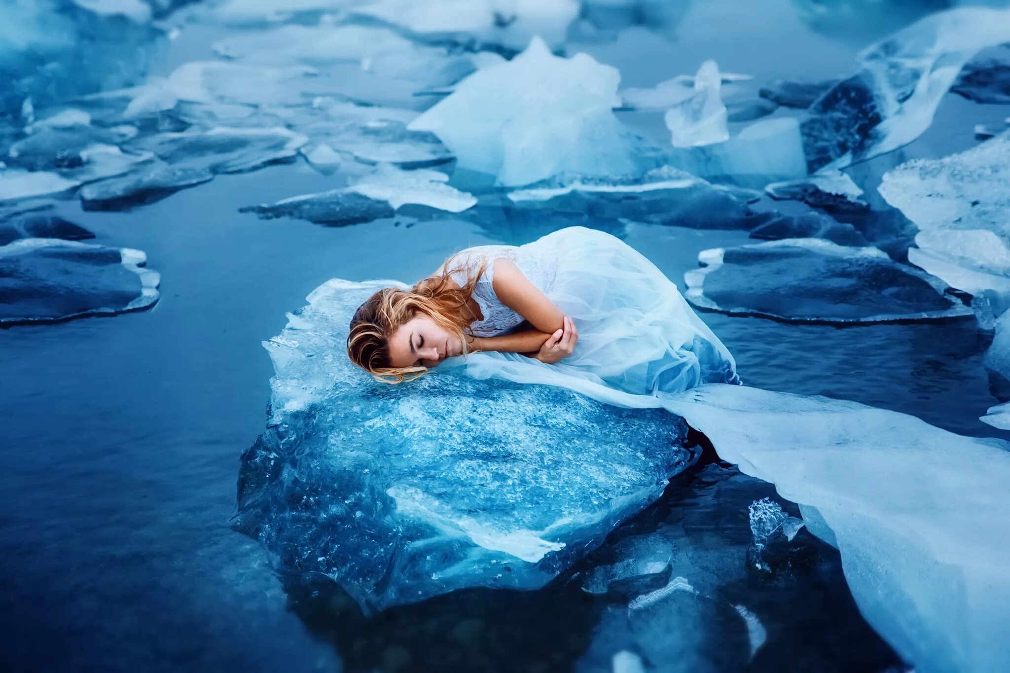 Девушка во льду. Девушка в ледяной воде. Холодная девушка. Девушка лежит на льду. Annamorozova ice