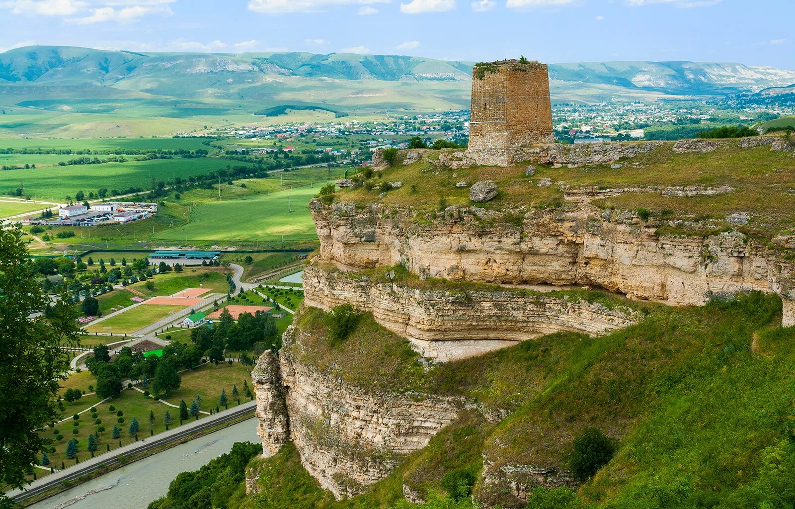 Черкесск село. Сторожевая башня Адиюх Карачаево-Черкесия. Башня Адиюх в КЧР. Башня Адиюх Хабез. Хабез КЧР башня Адиюх.