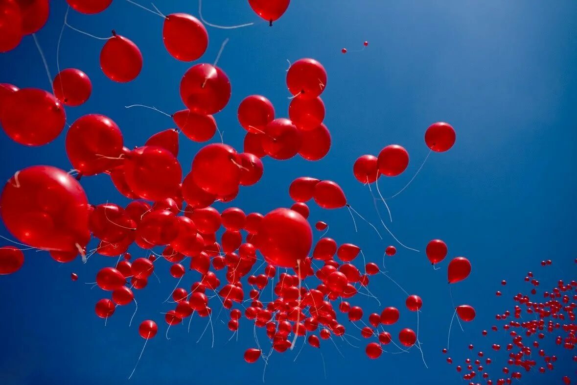 Багряный шар. Шарики в небе. Воздушные шары в небе. Красные шары. Красные шары в небе.