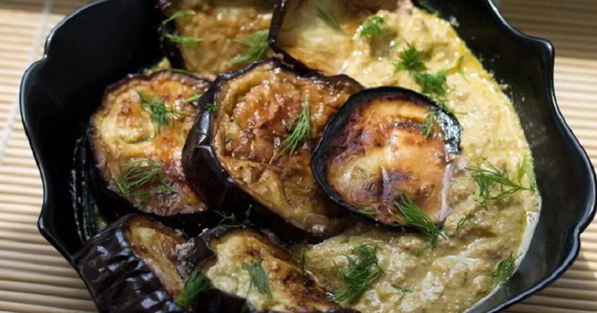 Баклажан фаршированный курицей. Как приготовить баклажаны со сметаной. Как приготовить баклажаны со сметаной. Баклажаны жареные с луком. Фаршированные баклажаны в духовке.
