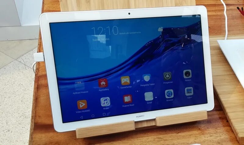 Планшет mediapad t5. Huawei MEDIAPAD t5. Huawei MEDIAPAD прикуриватель. Планшет t80. MEDIAPAD на столе.