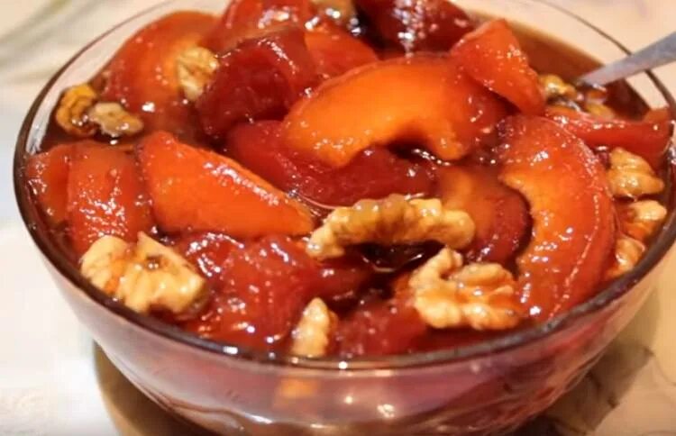 Варенье из айвы с грецкими орехами. Варенье из айвы с орехами и лимоном. Яблочное варенье с грецкими орехами. Варенье с айвы с грецким орехом. Варенье азербайджанское с орехами.