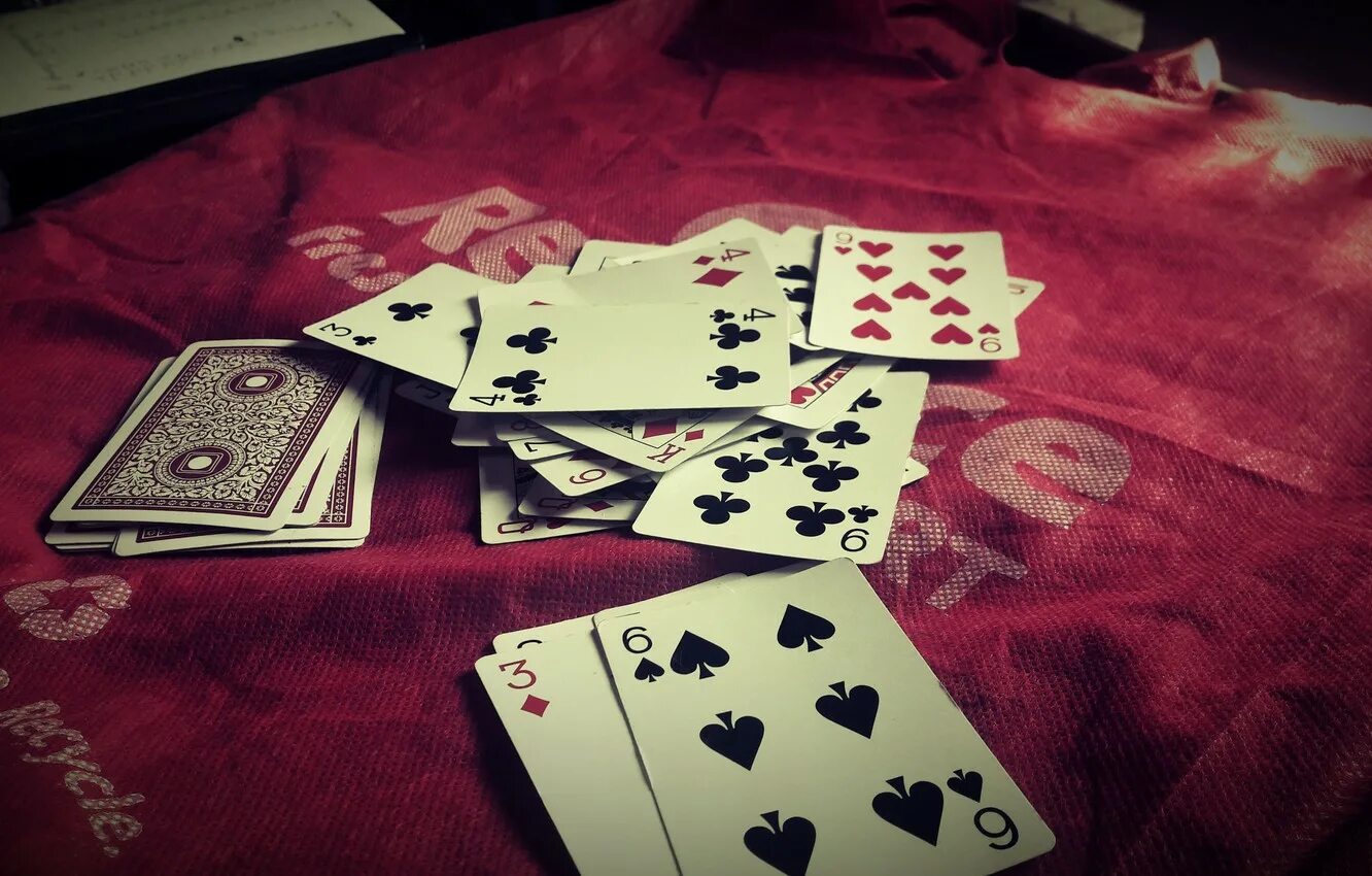 Карты на стол. Игральные карты. Игральные карты на столе. Азартная карточная игра. Эстетика карточных игр.