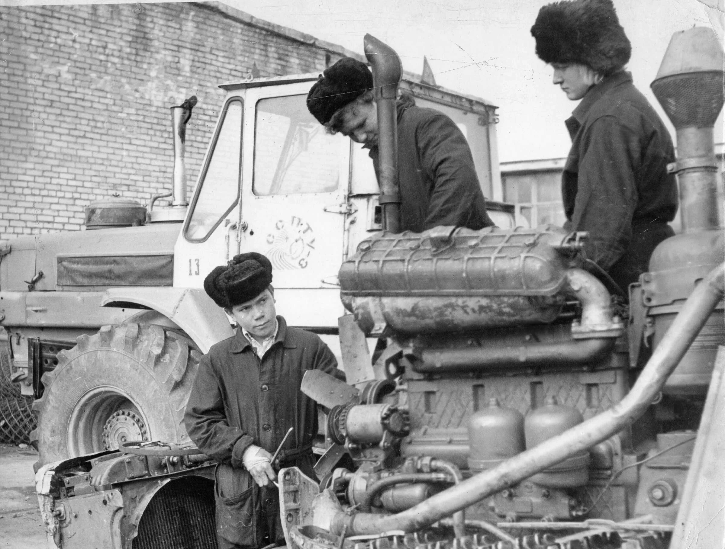 Тракторная комиссия. Аграрный колхоз «красный Урал», в 1966 г. Трактористы пту СССР. Советские трактора. Советский Совхоз.