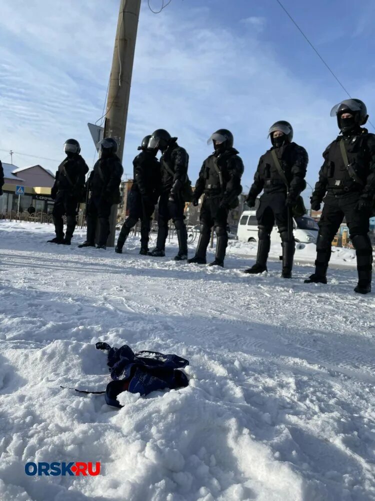 Омон приехал поздно. ОМОН зимой. ОМОН приехал. Орск митинг.