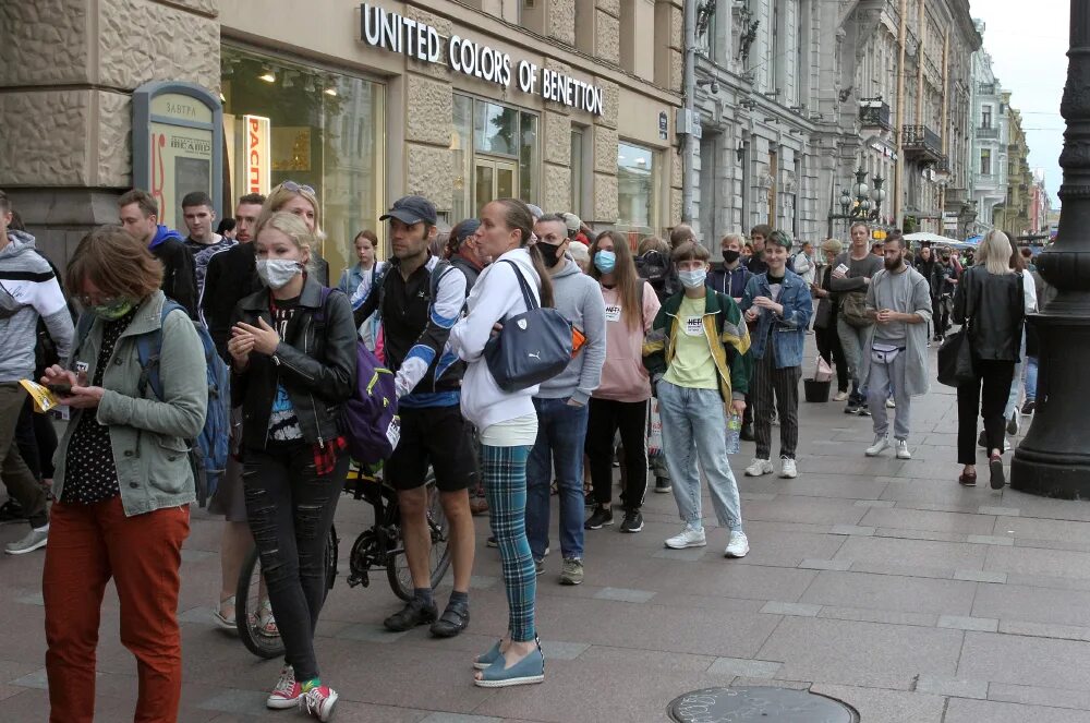 Известные люди жившие в санкт петербурге. Толпа на Невском.