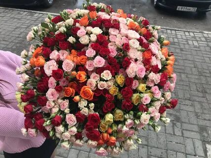 Много цветов женщине