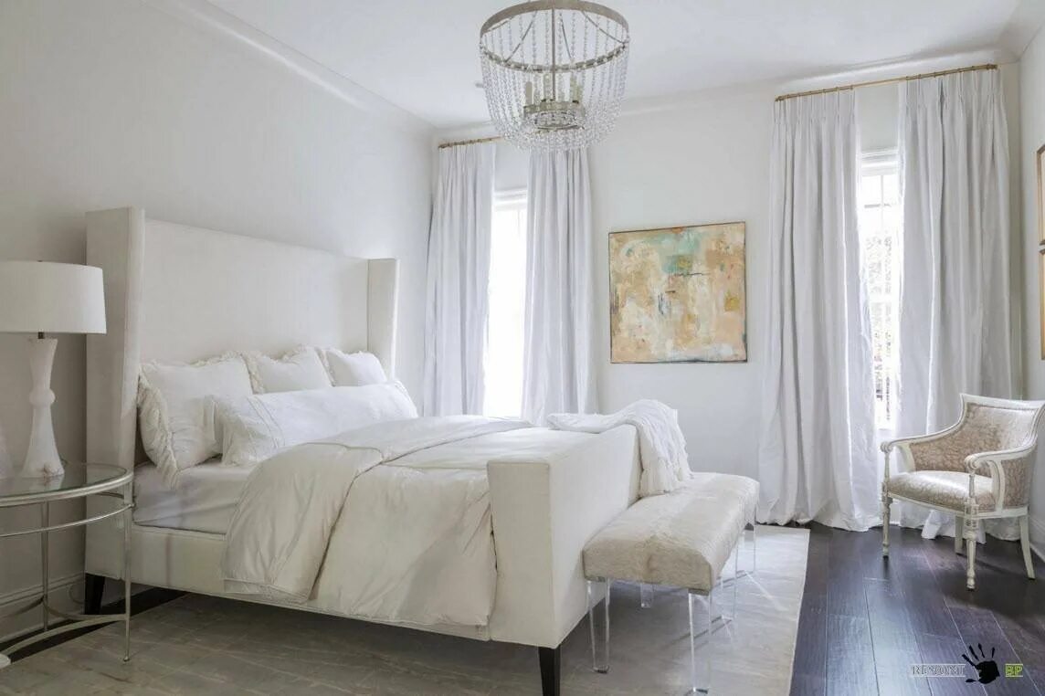 светло серые шторы. шторы под белую мебель в гостиную. интерьер светлой комнаты. черные шторы в интерьере спальни. шторы для комнаты в бежевых тонах.