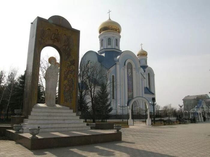 Памятник 2000 год. Памятник 2000 лет Рождества Христова в Луганске. Ленинский район Луганск. Луганск 2000. Рождественский Луганск.