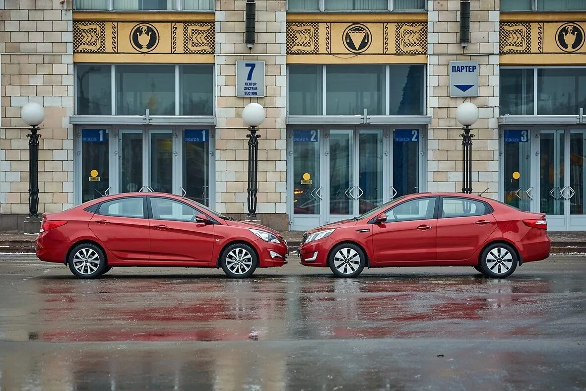 Киа рио или хендай солярис. Kia Hyundai Solaris. Киа Рио Солярис. Kia Rio vs Hyundai Solaris. Кия Рио и Хендай Солярис.