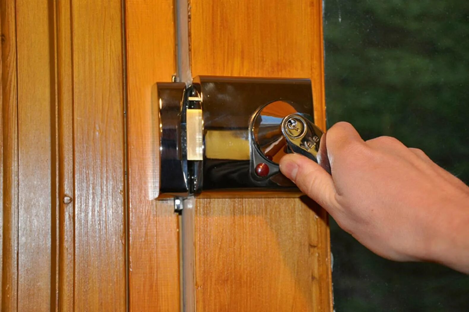 Какой дверной замок лучше. Замок накладной door lock. замок щеколда накладной для входной двери. накладной замок на межкомнатную дверь. накладные замки на деревянную дверь.