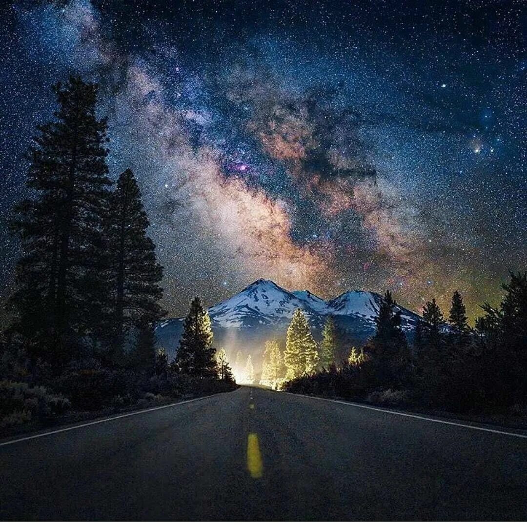 Звездное небо млечный путь галактика. Тот кто ночь в пути. Тот кто ночь в пути. Тот кто ночь в пути. Звездное небо метель.