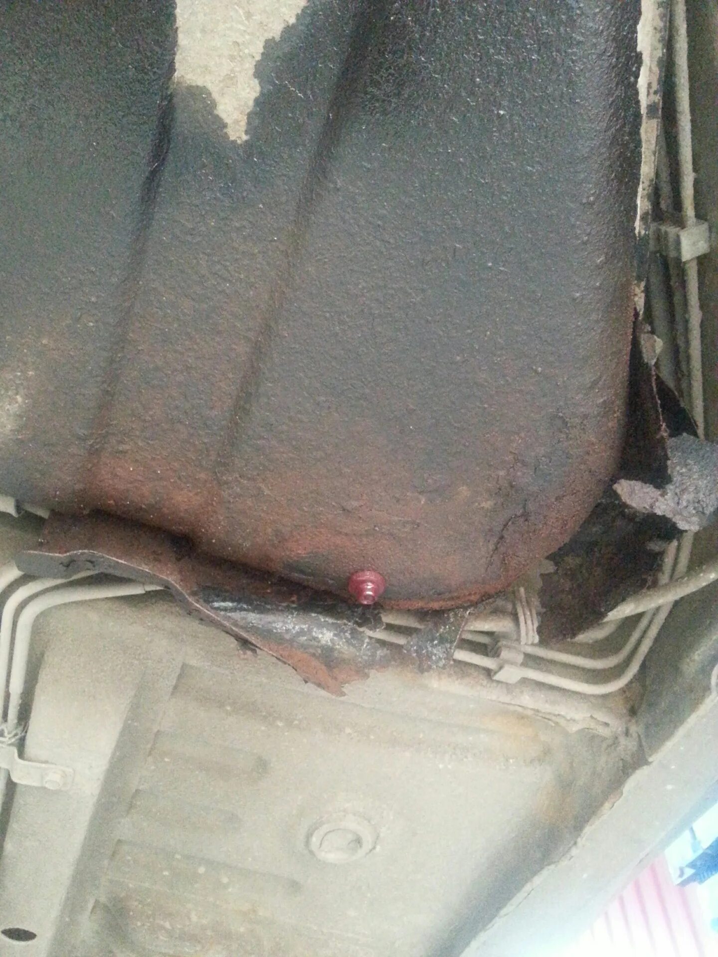 Сгнил бензобак приора. Chevrolet lanos топливный бак. Сгнила балка под баком королла 150. Сгнил бензобак. Следы коррозии на металле.