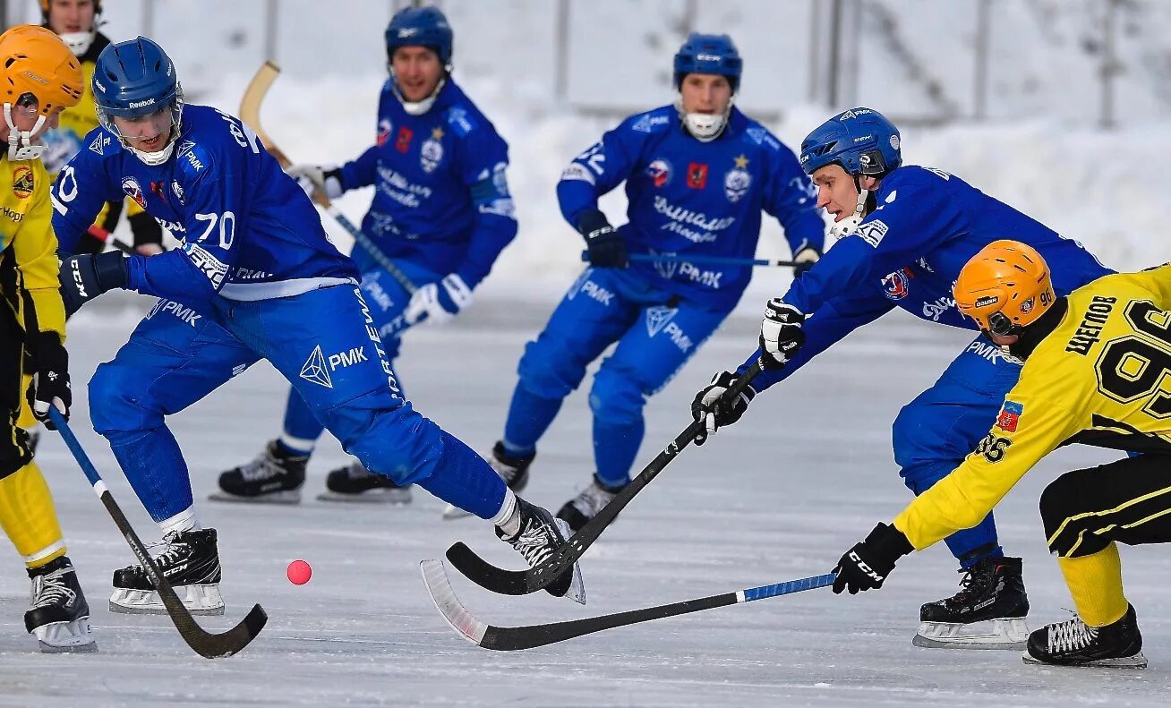 Bandy хоккей с мячом. БЕНДИ русский хоккей. БЕНДИ игра хоккей. Хоккей с мячом или БЕНДИ.