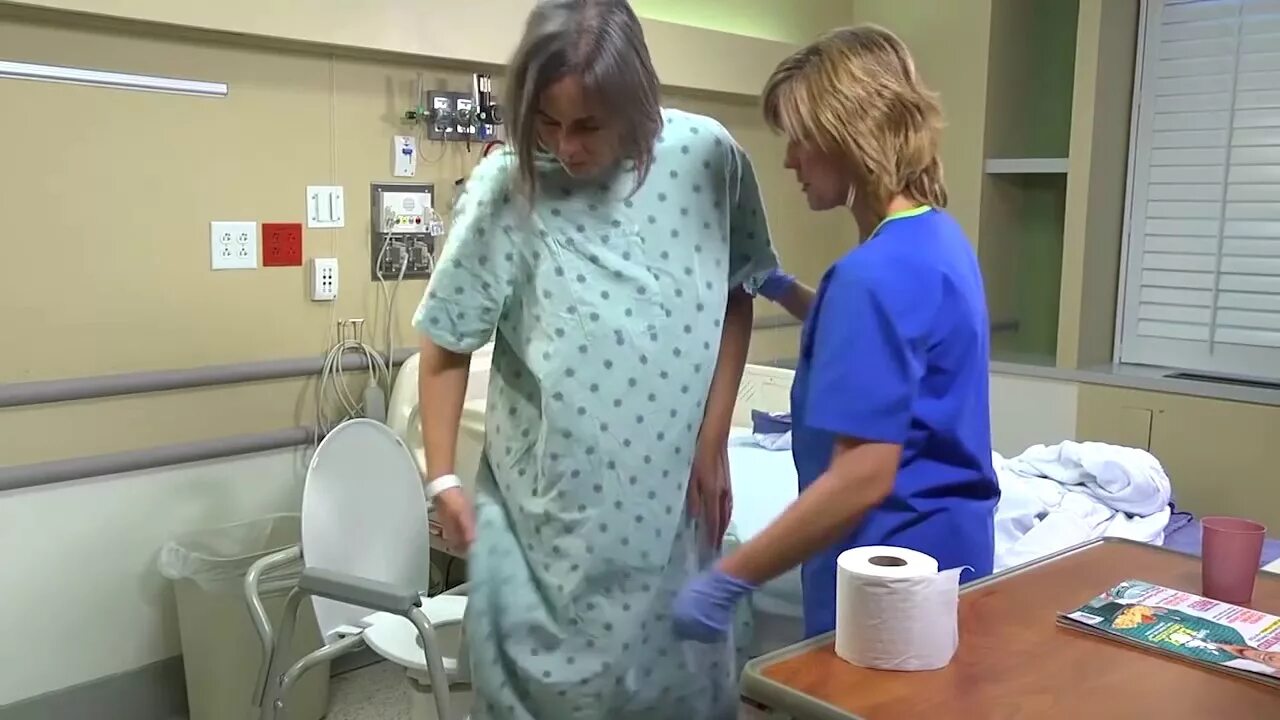 Парню поставили клизму. Медсестра с кружкой эсмарха. Как делается очистительная клизма. Для постановки очистительной клизмы используется. Клизмирование в детской больнице.