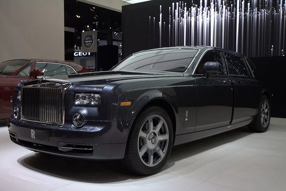 Машина похожая на ройс ройс. Rolls Royce Phantom 2010. Rolls-Royce Phantom (VII). Rolls Royce Phantom 7 поколения. Роллс Ройс хэтчбек 2022.