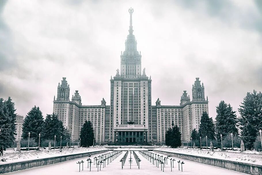 Мгу сколько человек. МГУ Питер. Психфак МГУ здание. Сколько этажей в МГУ. МГУ студенты.