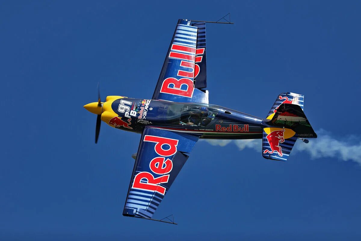 Red bull air. Ред булл air race. пилотажный самолет red bull. самолеты red bull air. гоночный самолёт red bull.