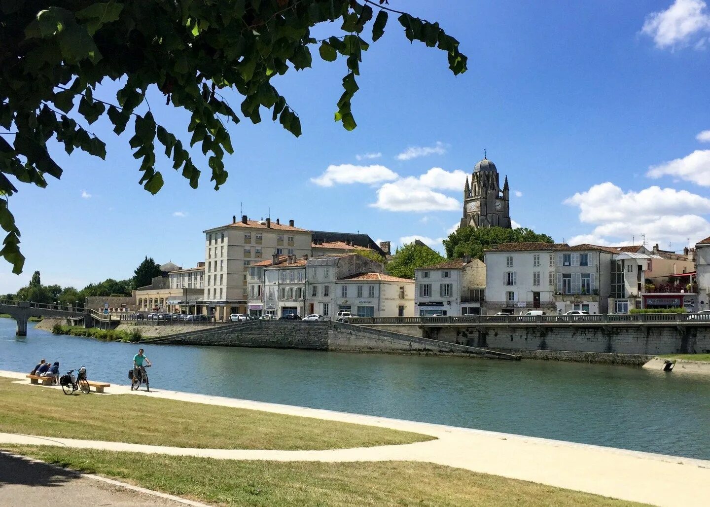 French cities. Франция город сент. Сент Бернард Франция город. Шаранта Франция. Мустье сент Мари Франция.